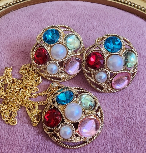 Beautiful Gemstone Necklace Set - Picture 2 of 10